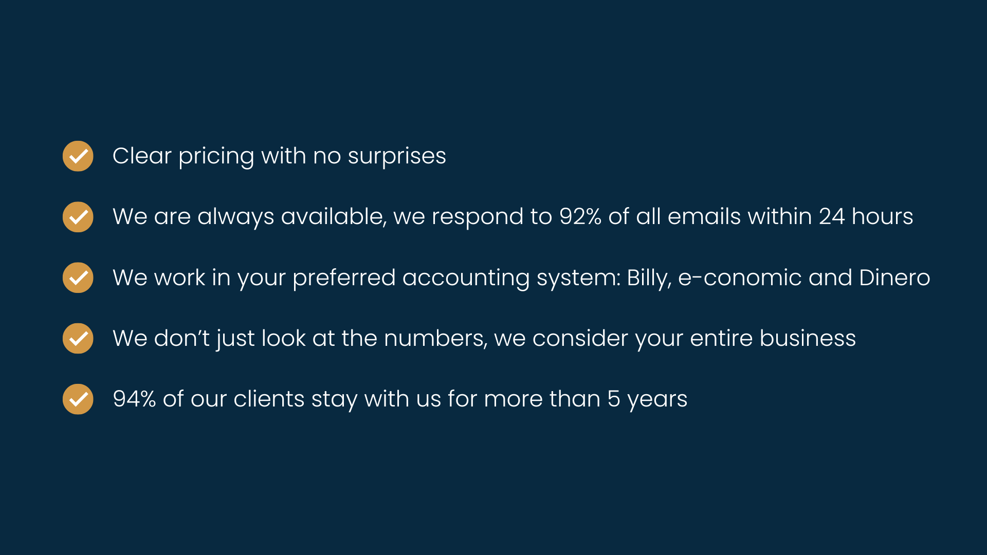 Bullet list showing our key advantages: transparent pricing, fast response times, work in Billy, e-conomic and Dinero, and high client loyalty.